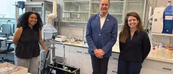 Hernandez Batista in the lab where she conducts research on nanobubbles, along with her supervisor Dr. Ines Zucker and the Ambassador of Panama to Israel Ezra Cohen